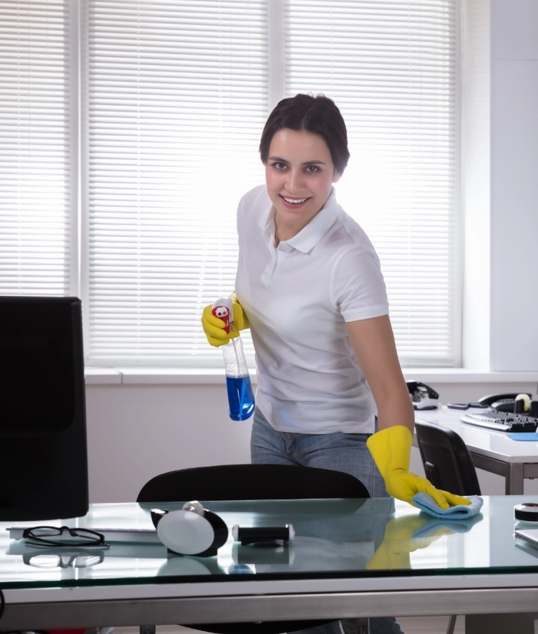 Kobieta myjąca biurko